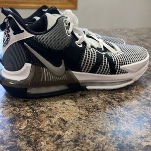 Nike Lebron witness 7 shoe